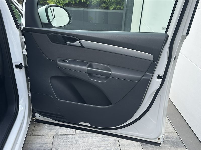 Volkswagen Sharan 2,0 TDI 140PS  Comfortline DSG - fotka 17 z 48