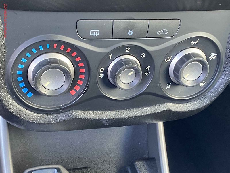 Alfa Romeo MiTo (2012) 1.4 16V, AC, výhřev sed - fotka 13 z 14