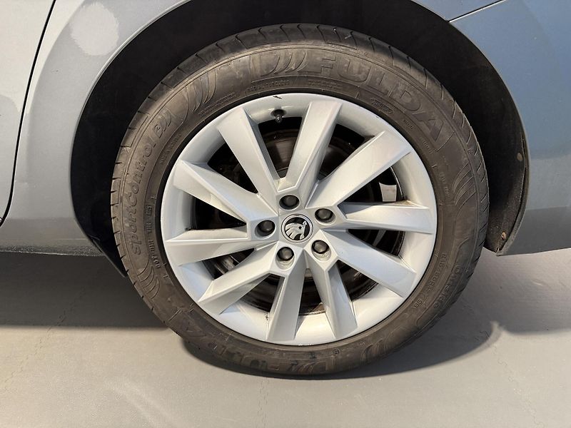Škoda Superb 2.0 TDI 147kW 4x4 Style Combi - fotka 13 z 13
