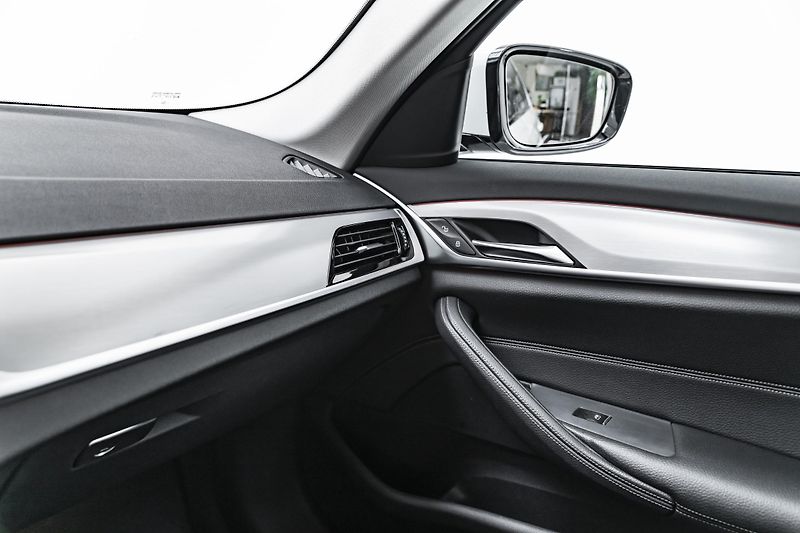 BMW Řada 5 520d xDrive*1.majitel*nebouran - fotka 31 z 39