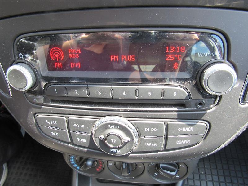 Opel Corsa 1,2 i 51kW - fotka 16 z 29