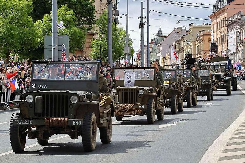 Plzní projel Konvoj svobody. Stovky kusů historické vojenské techniky v neděli projely z Bor do centra města. Ulice lemovaly tisíce diváků.