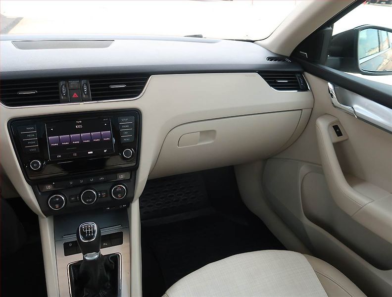 Škoda Octavia (2013) Elegance 1.8 TSI, Serv.kniha - fotka 8 z 23
