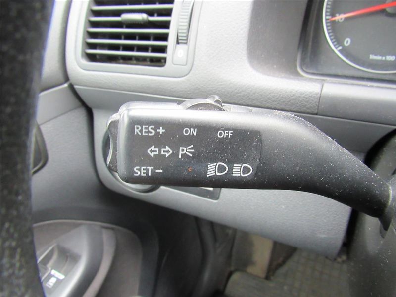 Volkswagen Touran 1,6 MPi 75kW - fotka 19 z 25