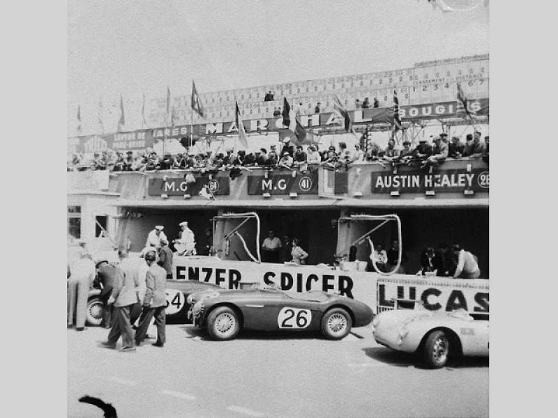 Le Mans 11. června 1955, okamžiky po katastrofě. Po nehodě závod i přes chaos pokračoval, protože funkcionáři se obávali, že hromadný odchod diváků by zablokoval cesty a na místo by se nedostali záchranáři.