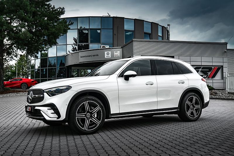 Mercedes-Benz GLC Digital light, 360 kamera, AMG - fotka 21 z 21