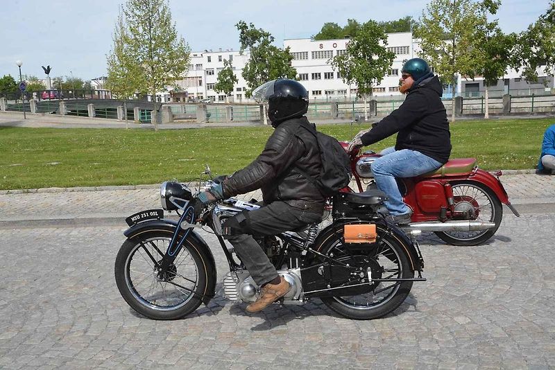 Stovka nablýskaných motocyklů a automobilů předválečné a meziválečné éry vyrazila v neděli z Horního náměstí v Přerově na spanilou jízdu regionem. Nejstarší účastnicí byla osmaosmdesátiletá Libuše Šulcová, která na trasu vyrazila na motocyklu BSA 770 se s