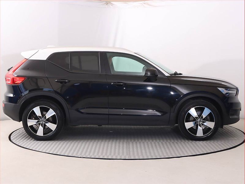 Volvo XC40 (2018) Inscription D4 AWD - fotka 6 z 20