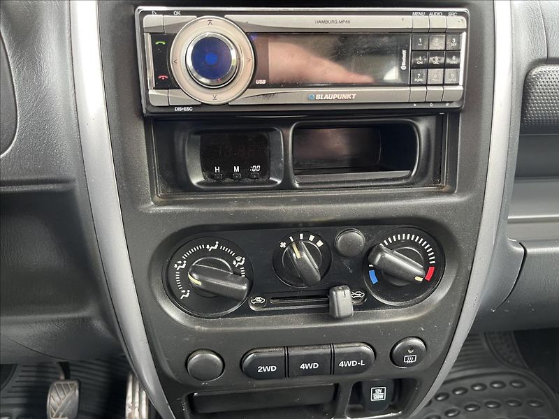 Suzuki Jimny 1,3 i RANGER 4x4 SERVIS TAŽNÉ - fotka 15 z 32