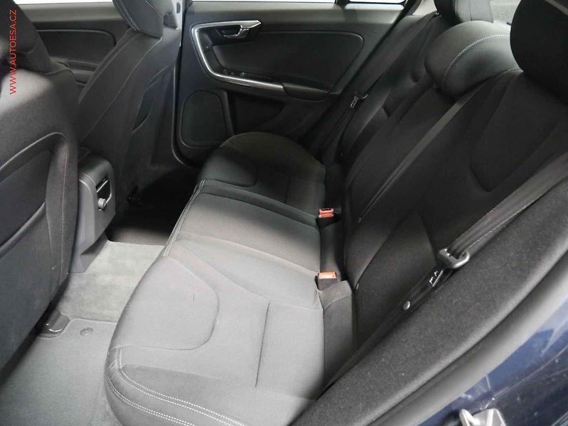 Volvo S60 (2015) 1.6 D3, 1.maj, AC, temp - fotka 10 z 18