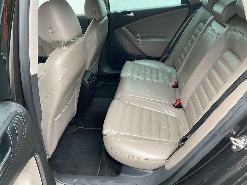 Volkswagen Passat (2009) 2.0 TDI, Highline, DSG - fotka 10 z 17