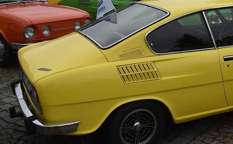 Tři z účastníků srazu před bránou továrny Škoda Auto v Kvasinách