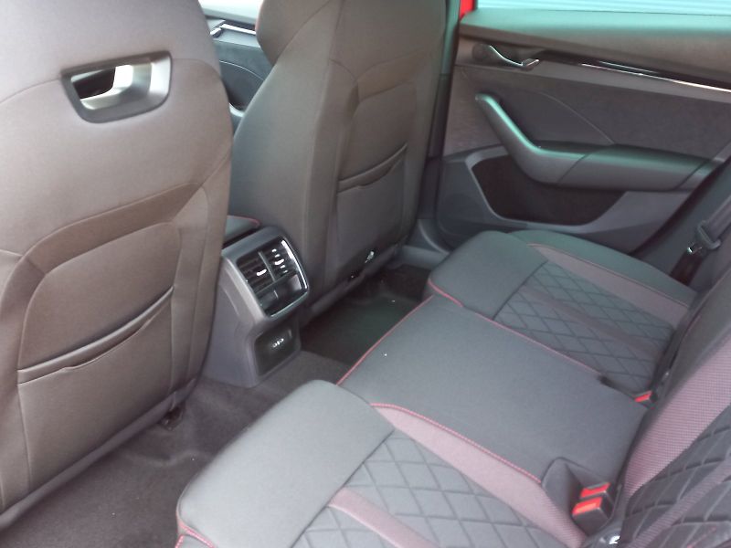 Škoda Octavia (2023) COMBI RS  2,0TSI DSG - fotka 16 z 26