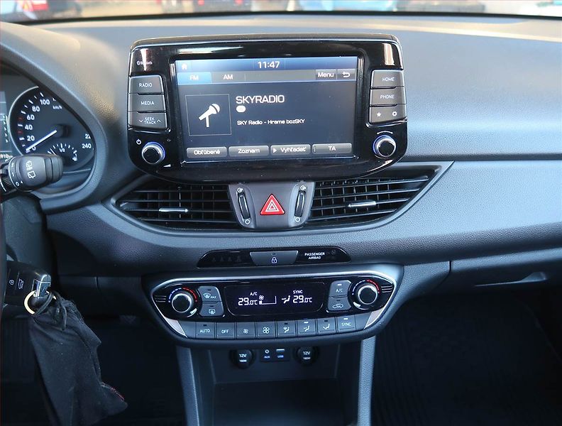 Hyundai i30 (2018) 1.4 CVVT, Serv.kniha, Tempomat - fotka 12 z 18