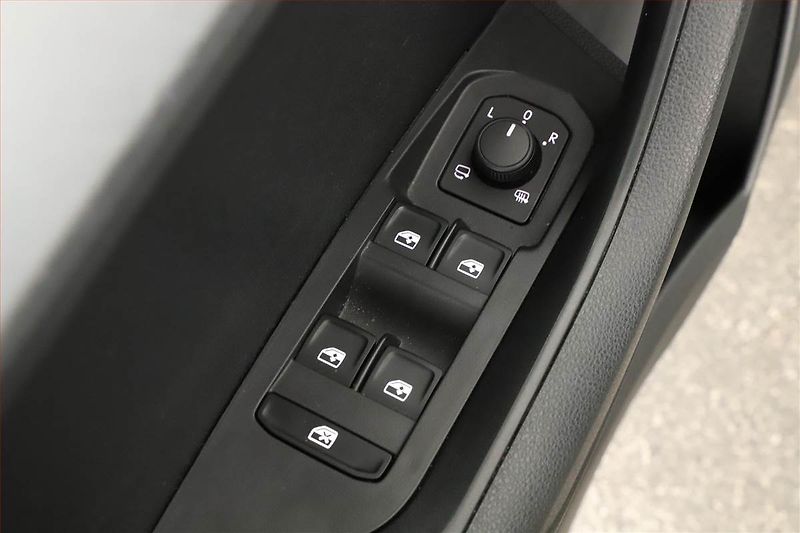 Škoda Karoq (2024) Style 1.5 TSI - fotka 16 z 17