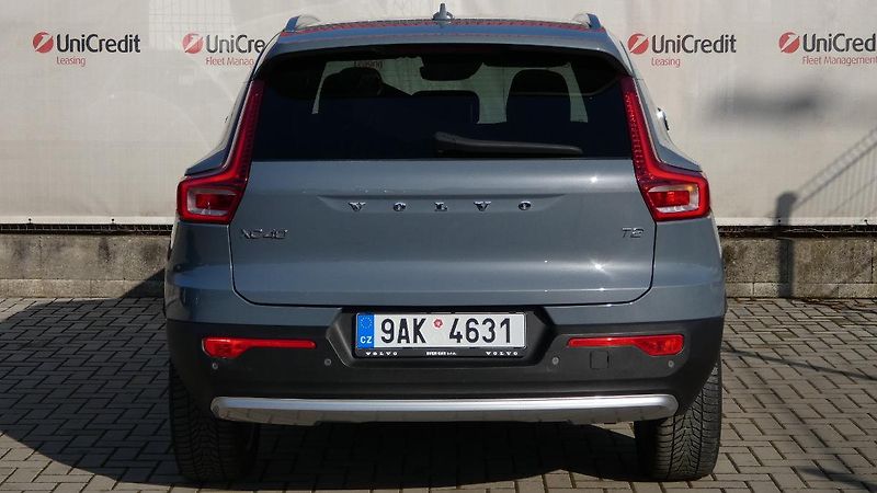 Volvo XC40 T2 FWD Momentum Core - fotka 4 z 22