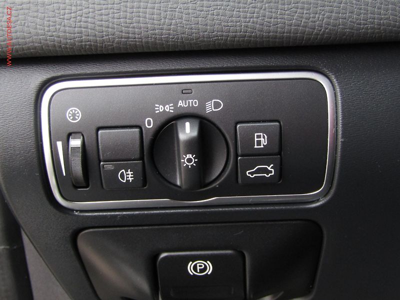 Volvo XC60 (2017) 2.0 D4, Momentum, xenon, navi - fotka 12 z 19