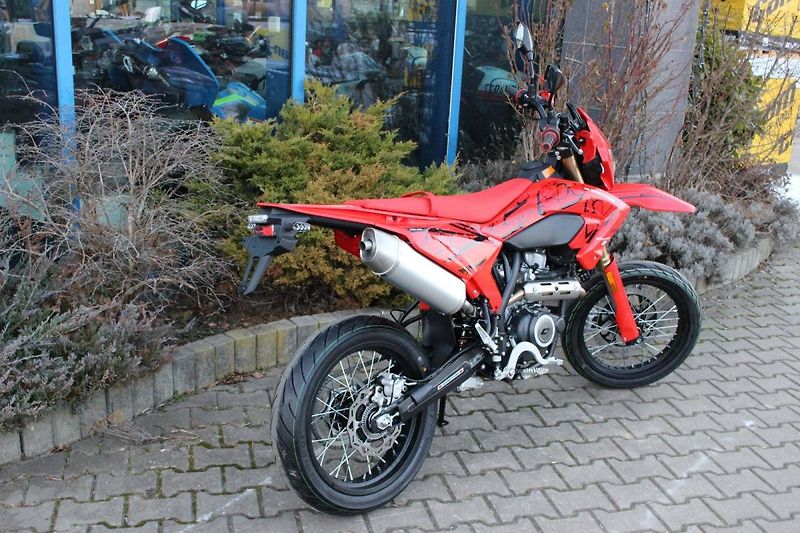 QJ Motor (2026) COV 125  MOTARD  2026 NOVINKA - fotka 4 z 9