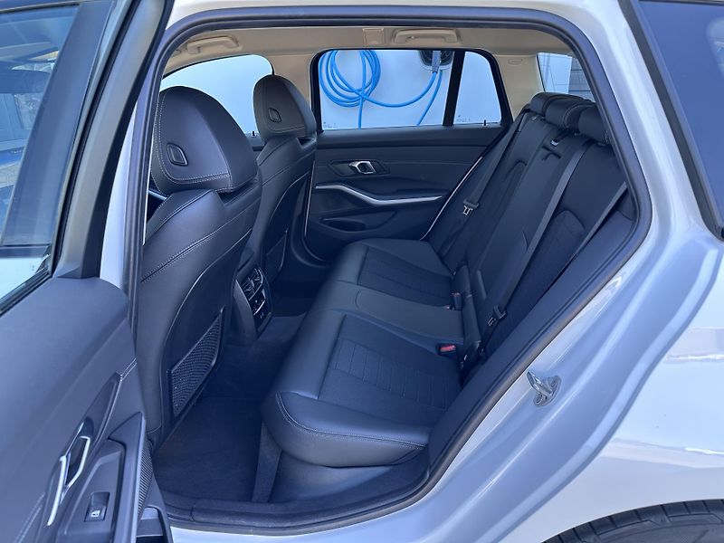 BMW Řada 3 318i Touring - fotka 7 z 24