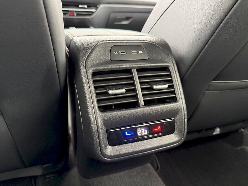 Volkswagen Passat (2024) 2.0 TDI 110 kW R-LINE - fotka 27 z 35