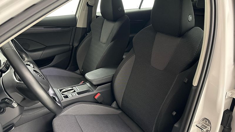Škoda Octavia 2.0 TDI Ambition Combi - fotka 15 z 22