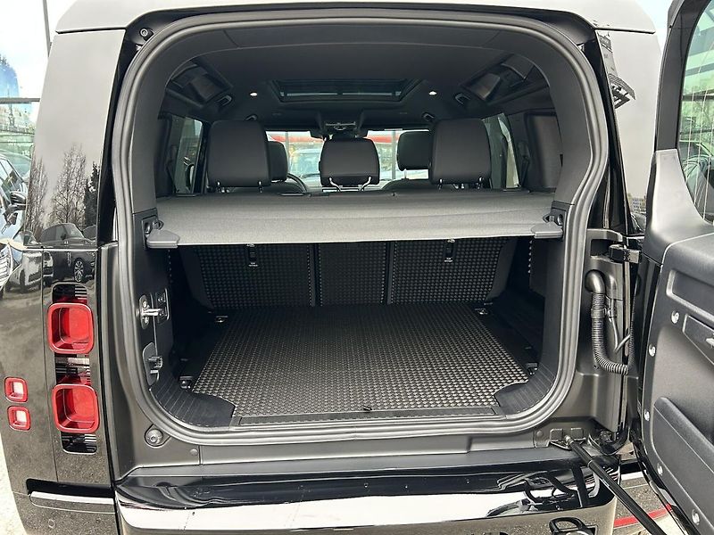 Land Rover Defender 110 D300 X-Dynamic SE - fotka 17 z 18