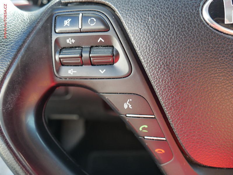 Kia Ceed (2017) 1.6 CRDi, ČR, AC, výhřev sed - fotka 13 z 22