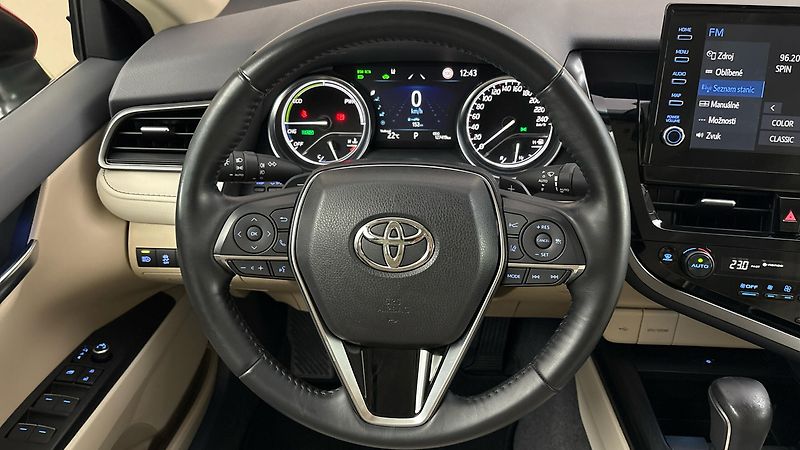 Toyota Camry 2.5 Hybrid AUT Executive - fotka 9 z 28