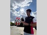 Český jezdec motocyklové třídy supersportů Oliver König a jeho helma pro závod v Mostě.