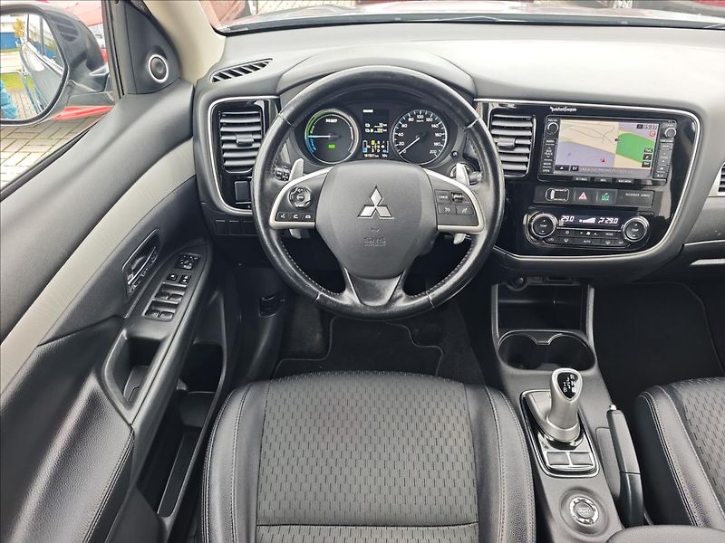 Mitsubishi Outlander 2,0 Plug-in HYBRID  4x4 INTENS - fotka 16 z 22