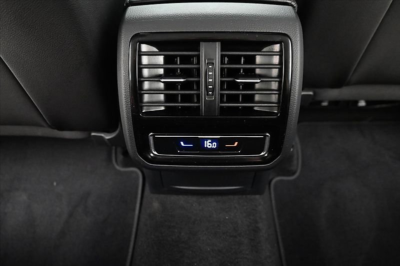 Volkswagen Passat 2,0 TDI 110 kW DSG ELEGANCE Zá - fotka 22 z 32