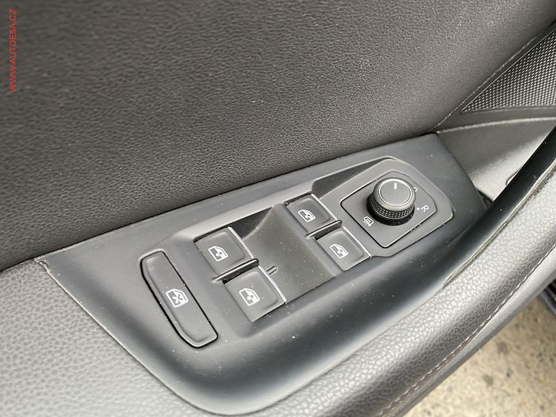 Volkswagen Passat (2016) 2.0 TDi, Highline, LED - fotka 13 z 18