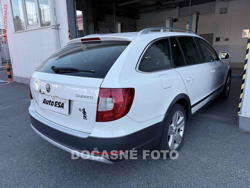 Škoda Superb (2012) 2.0tdi - fotka 2 z 3