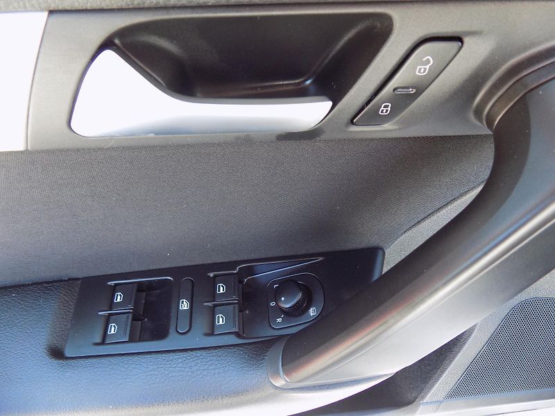 Volkswagen Passat 1,4 TSI 90 KW AUTOKLIMA VÝHŘEV - fotka 35 z 42