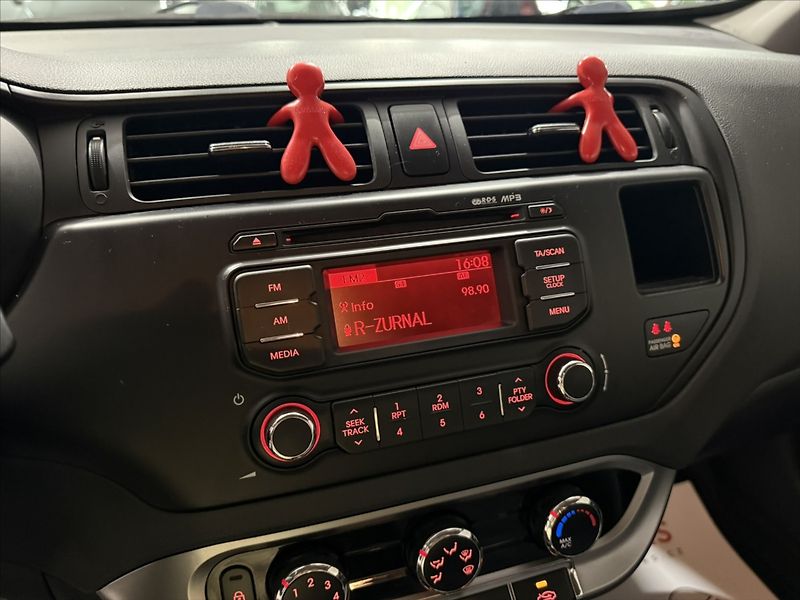 Kia Rio 1,3   i KLIMA HEZKÝ STAV ALU - fotka 13 z 24