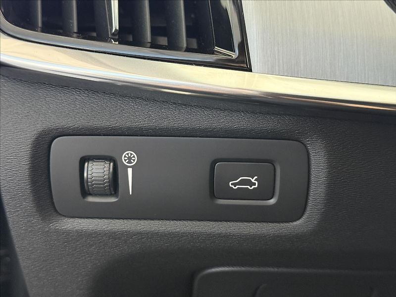 Volvo V90 2,0   140kW,D4,AWD,SERVISKA, - fotka 11 z 34