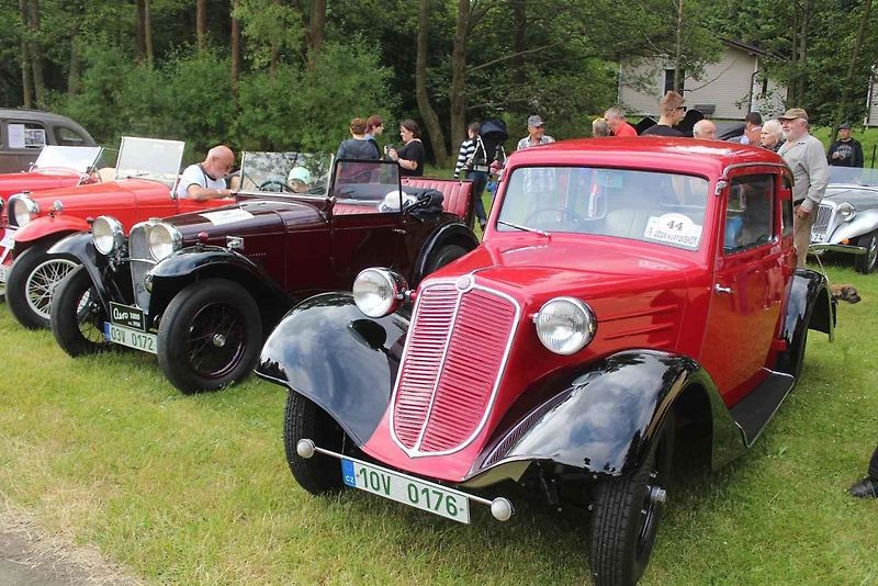 Soutěž historických vozů Jízda Klatovskem.