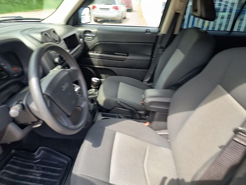 Jeep Patriot (2010) 2.0 TD 103kw - fotka 20 z 35