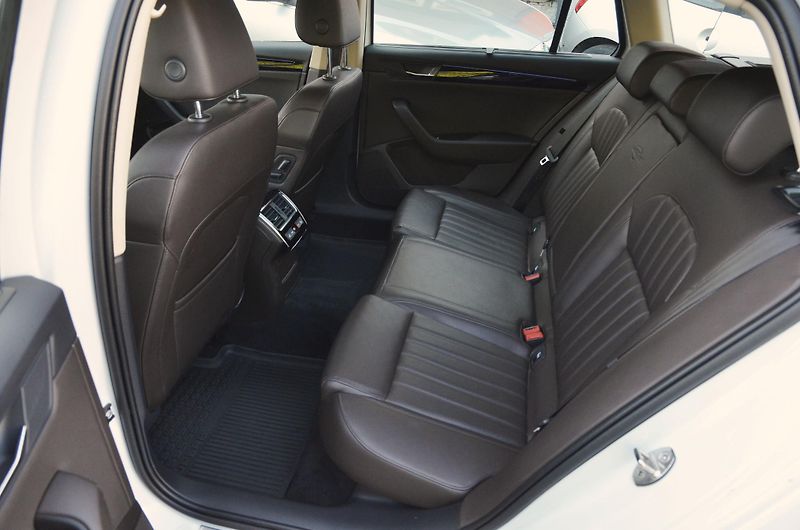 Škoda Superb (2016) 2.0 TDi 140kW 4x4 L&K / 1.MAJ. - fotka 15 z 47