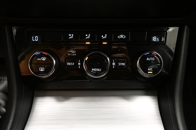 Škoda Superb 2,0 TDI 110kW DSG NAVIGACE Zár - fotka 21 z 30