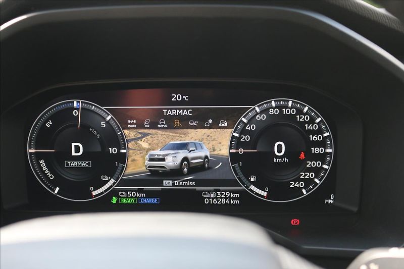 Mitsubishi Outlander 2,4 PHEV, 7míst, Invite - fotka 35 z 53