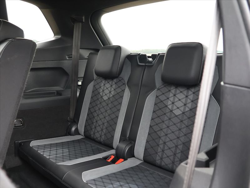 Volkswagen Tiguan Allspace 2,0 TSI 4x4 DSG R-Line 7-Míst - fotka 17 z 44