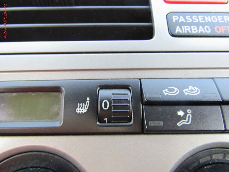 Volkswagen Touran (2008) 1.9 TDi, 1.maj, Xenon - fotka 18 z 20