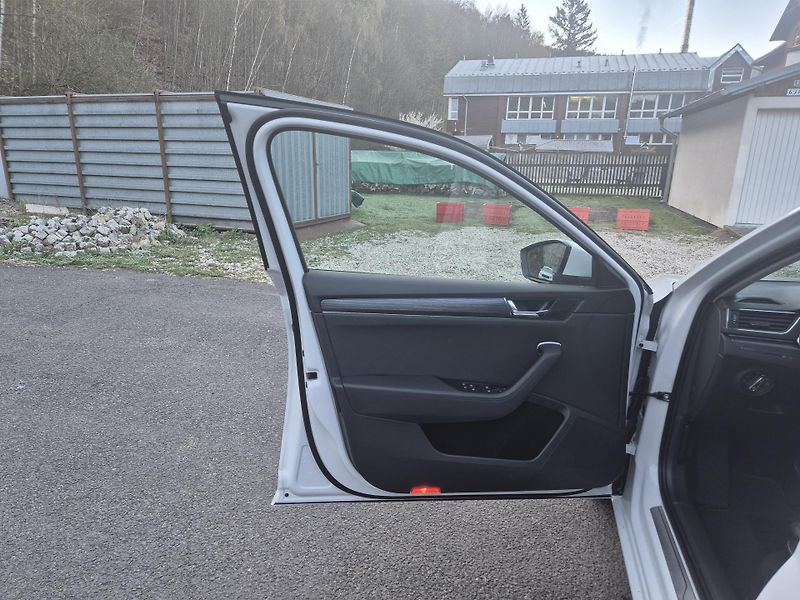 Škoda Superb Combi 2,0TDi DSG 110kw 17ALU - fotka 32 z 44