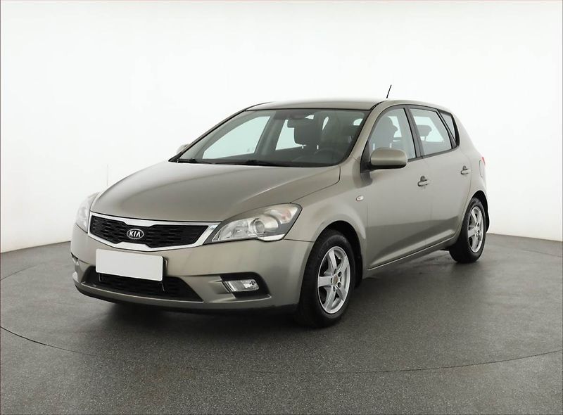 Kia Ceed (2012) 1.4 CVVT, po STK, oblíbený vůz - fotka 2 z 13