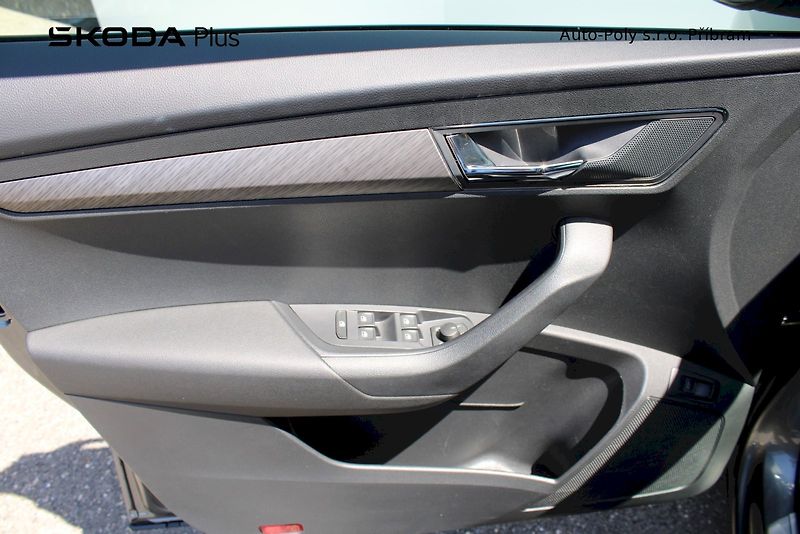 Škoda Karoq (2025) Top Selection 1.5TSI / 110kW 7 - fotka 9 z 24