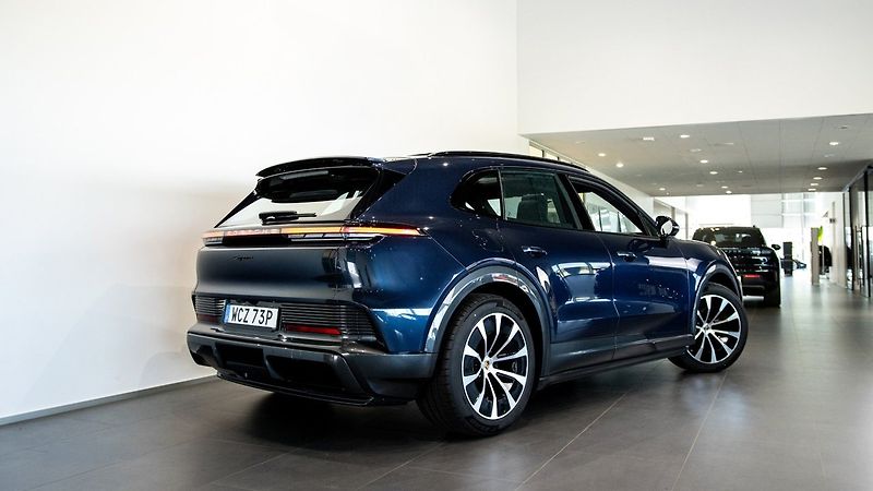 Porsche Cayenne Electric HuD Pano Display spol - fotka 4 z 18