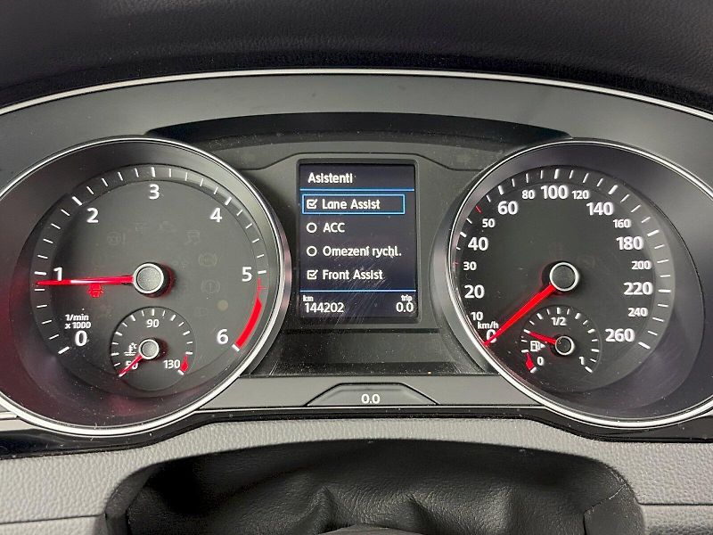 Volkswagen Passat (2022) Business 2.0 TDI 110kW - fotka 10 z 33
