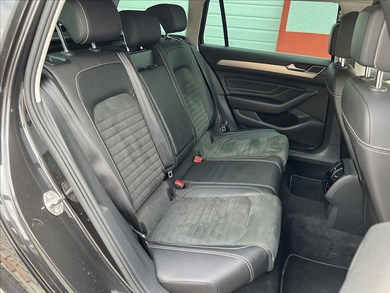 Volkswagen Passat 2,0 TDi DSG ELEGANCE MATRIX - fotka 16 z 36