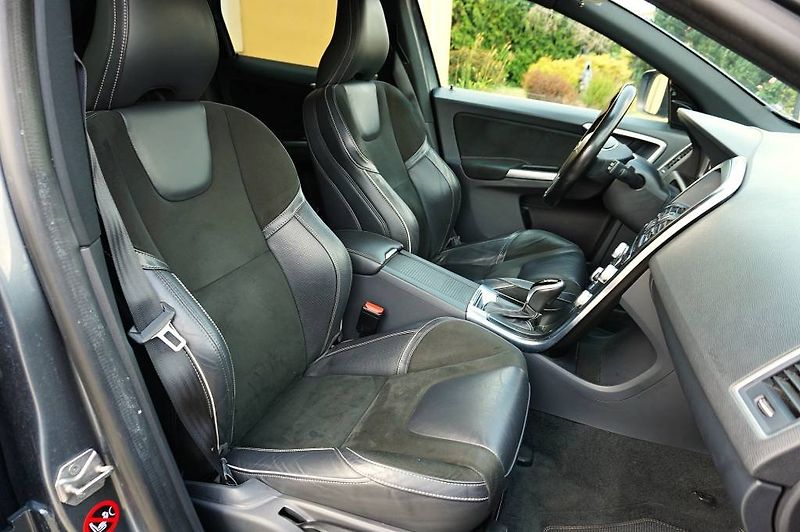 Volvo XC60 (2017) R-DESING 2,4 D4 140 kW - fotka 23 z 57